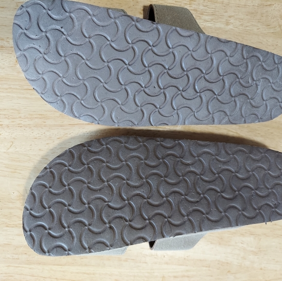 🚤 Maddens Version of Birkenstocks - Picture 3 of 4